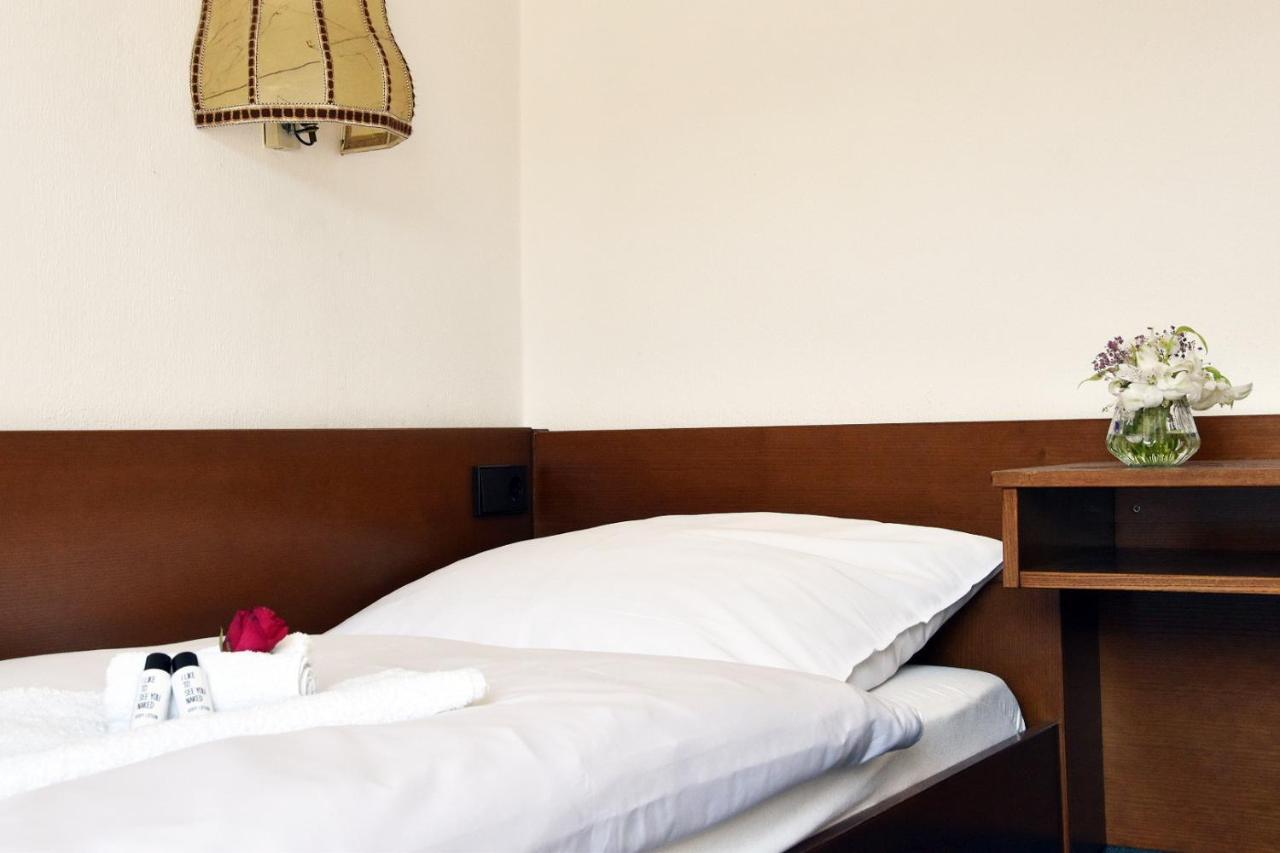 Hotel Goldene Rose Ebersbach an der Fils Buitenkant foto