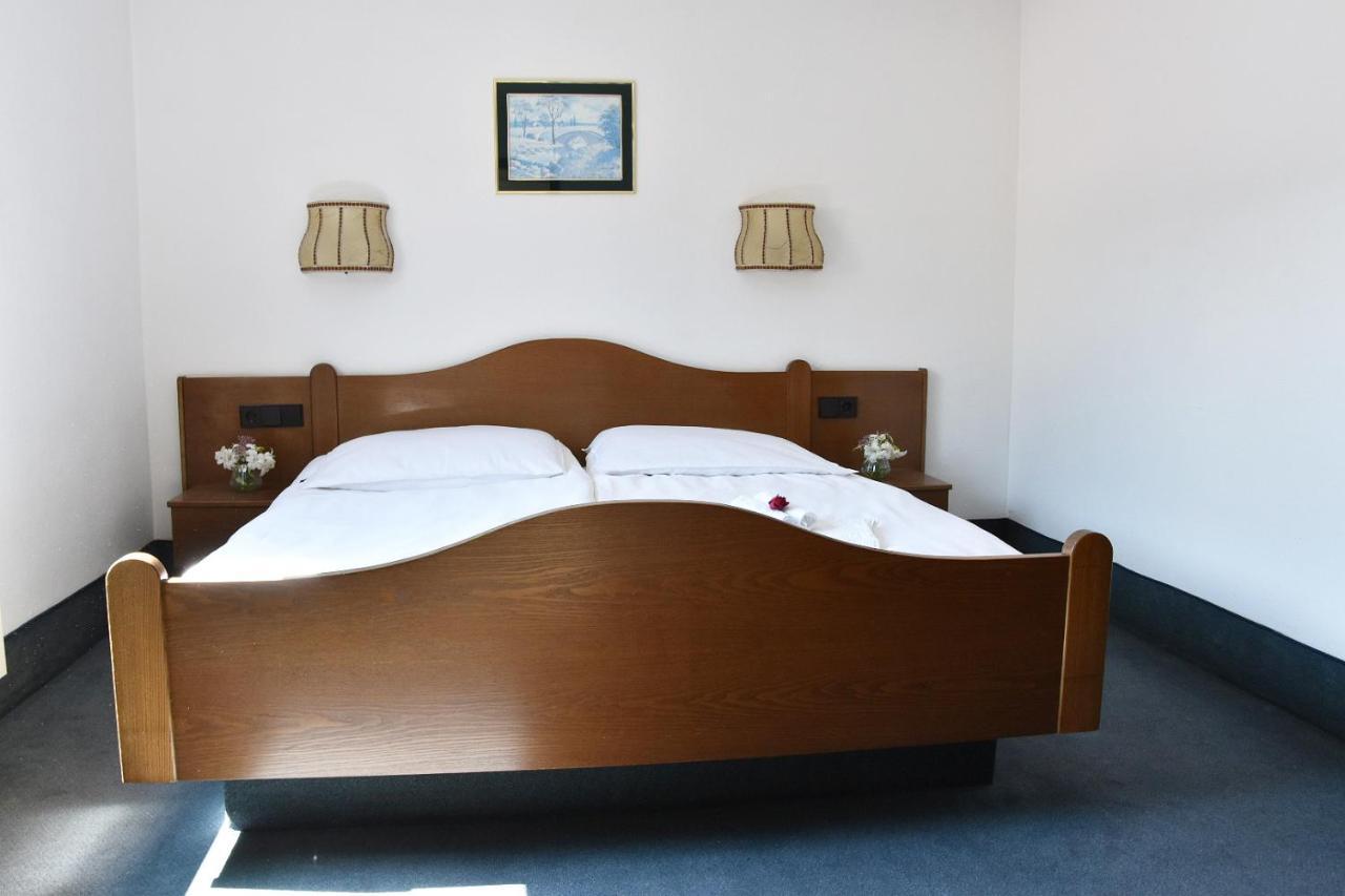 Hotel Goldene Rose Ebersbach an der Fils Buitenkant foto