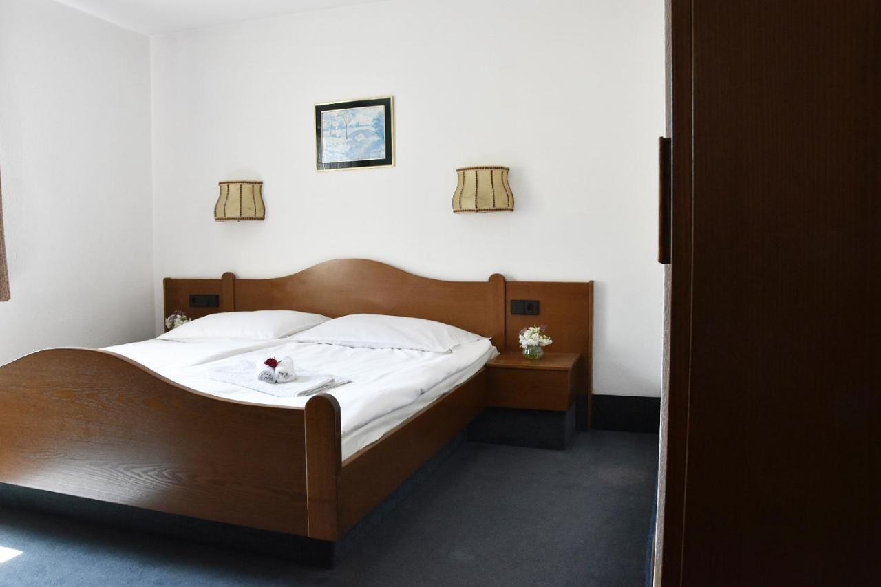 Hotel Goldene Rose Ebersbach an der Fils Buitenkant foto