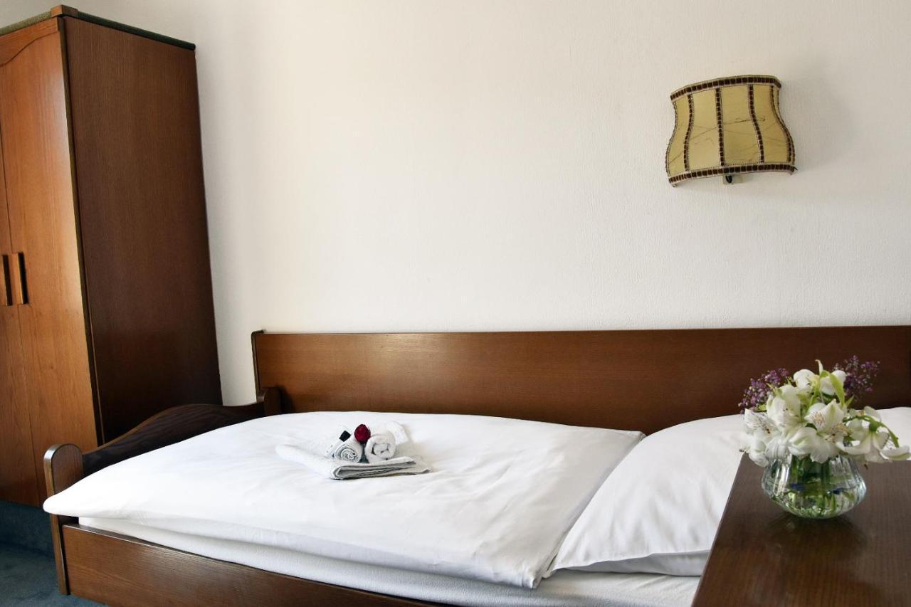 Hotel Goldene Rose Ebersbach an der Fils Buitenkant foto