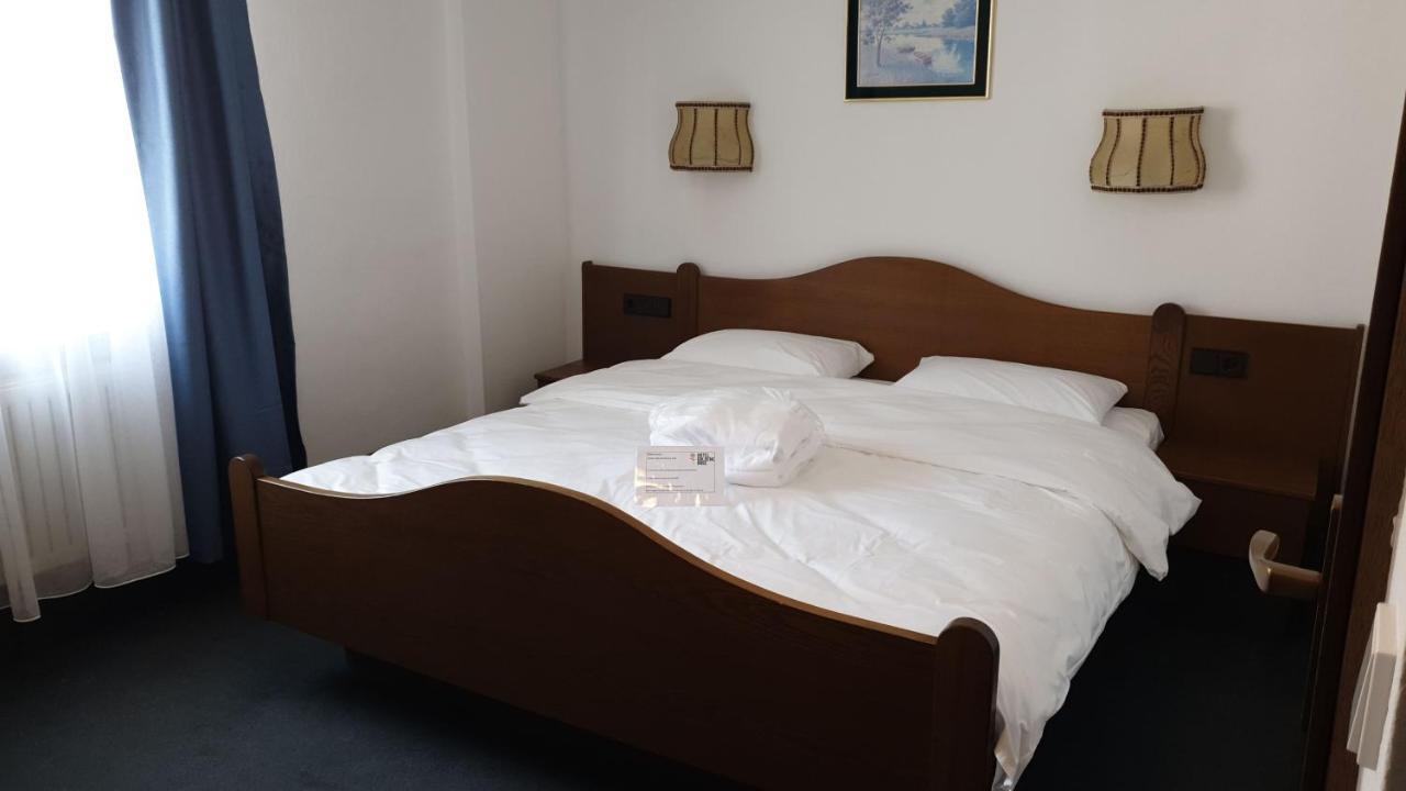 Hotel Goldene Rose Ebersbach an der Fils Buitenkant foto